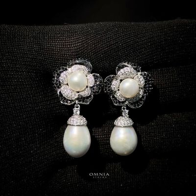 Omnia Areej Pearl Earrings in 92.5 Silver High Quality Simulated diamonds