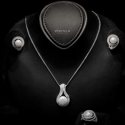 Omnia Reese Pearl Set in 92.5 Silver with High Quality Simulated Diamonds