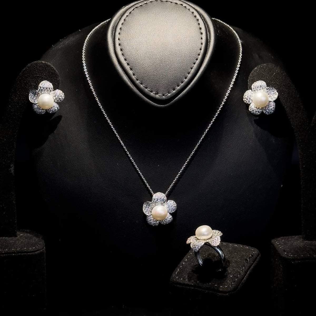 Omnia Pearl Flower Set in 92.5 Silver with High Quality Simulated Diamonds (Necklace, Earrings, and Ring) image number null