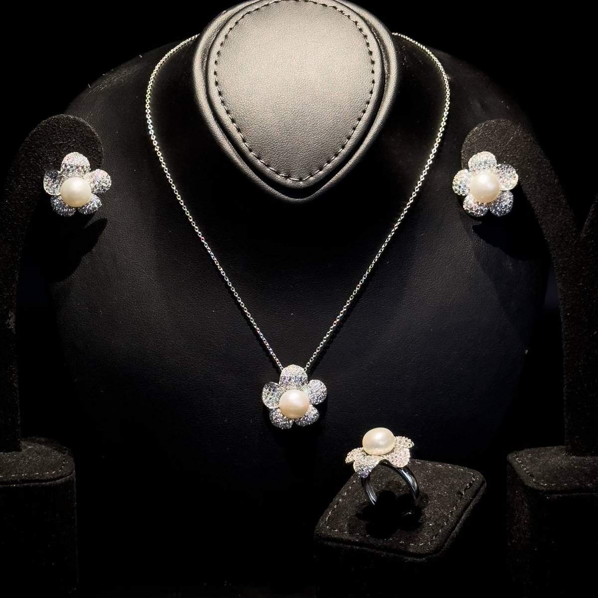 Omnia Pearl Flower Set in 92.5 Silver with High Quality Simulated Diamonds (Necklace, Earrings, and Ring) image number null