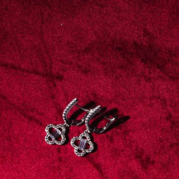 Omnia Amna White Set in 925 Silver with High Quality Simulated Diamonds image number null