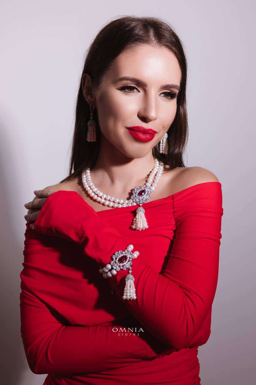 Omnia Dahlia Bridal Pearl Set with Ruby Red Stone in High-Quality Simulated Diamonds image number null