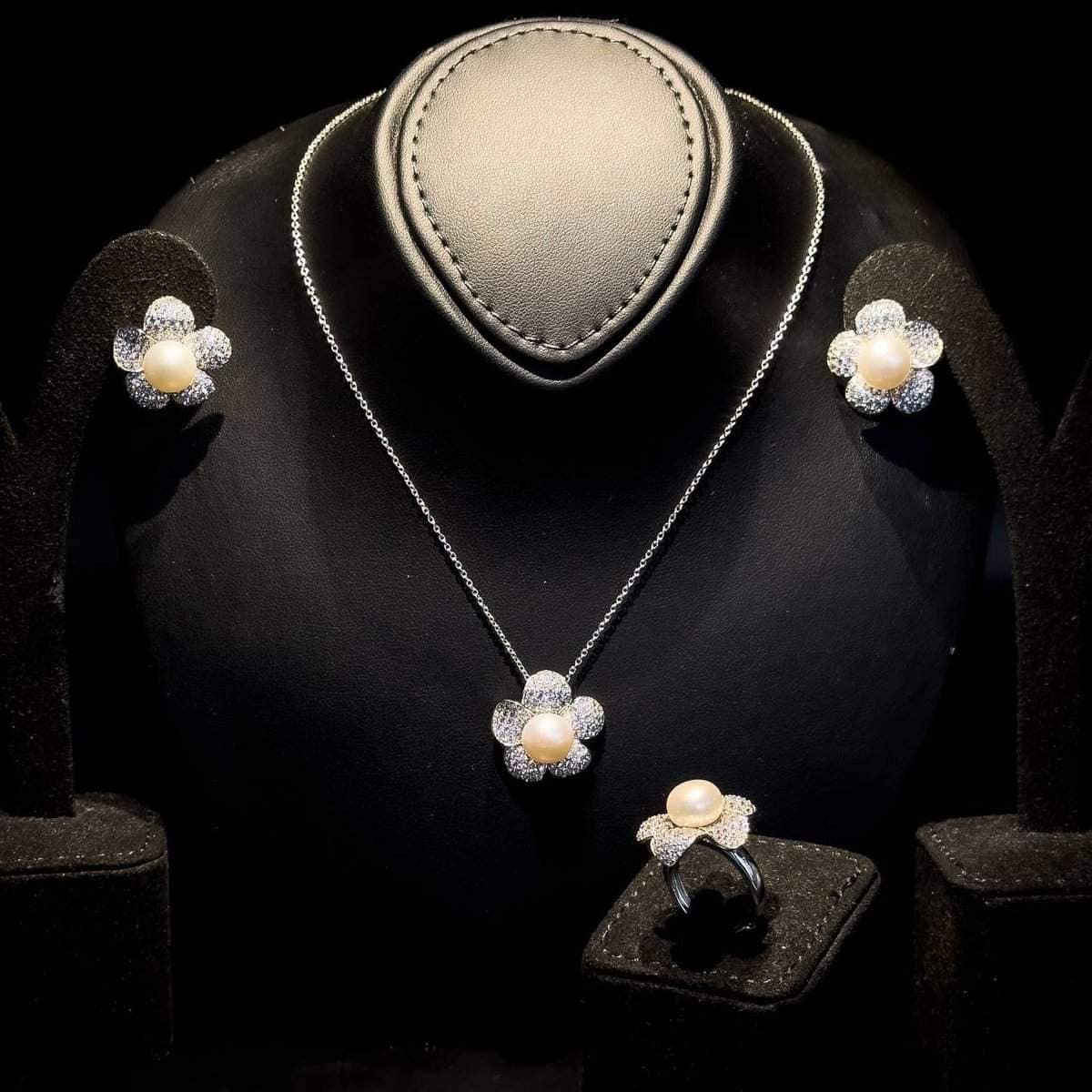Omnia Pearl Flower Set in 92.5 Silver with High Quality Simulated Diamonds (Necklace, Earrings, and Ring) image number null