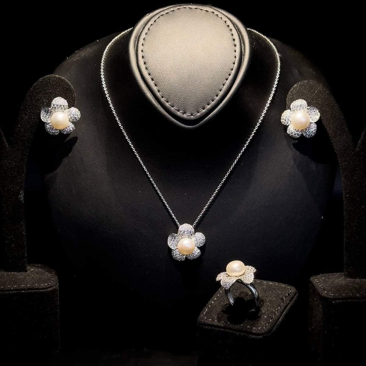 Omnia Pearl Flower Set in 92.5 Silver with High Quality Simulated Diamonds (Necklace, Earrings, and Ring) image number null