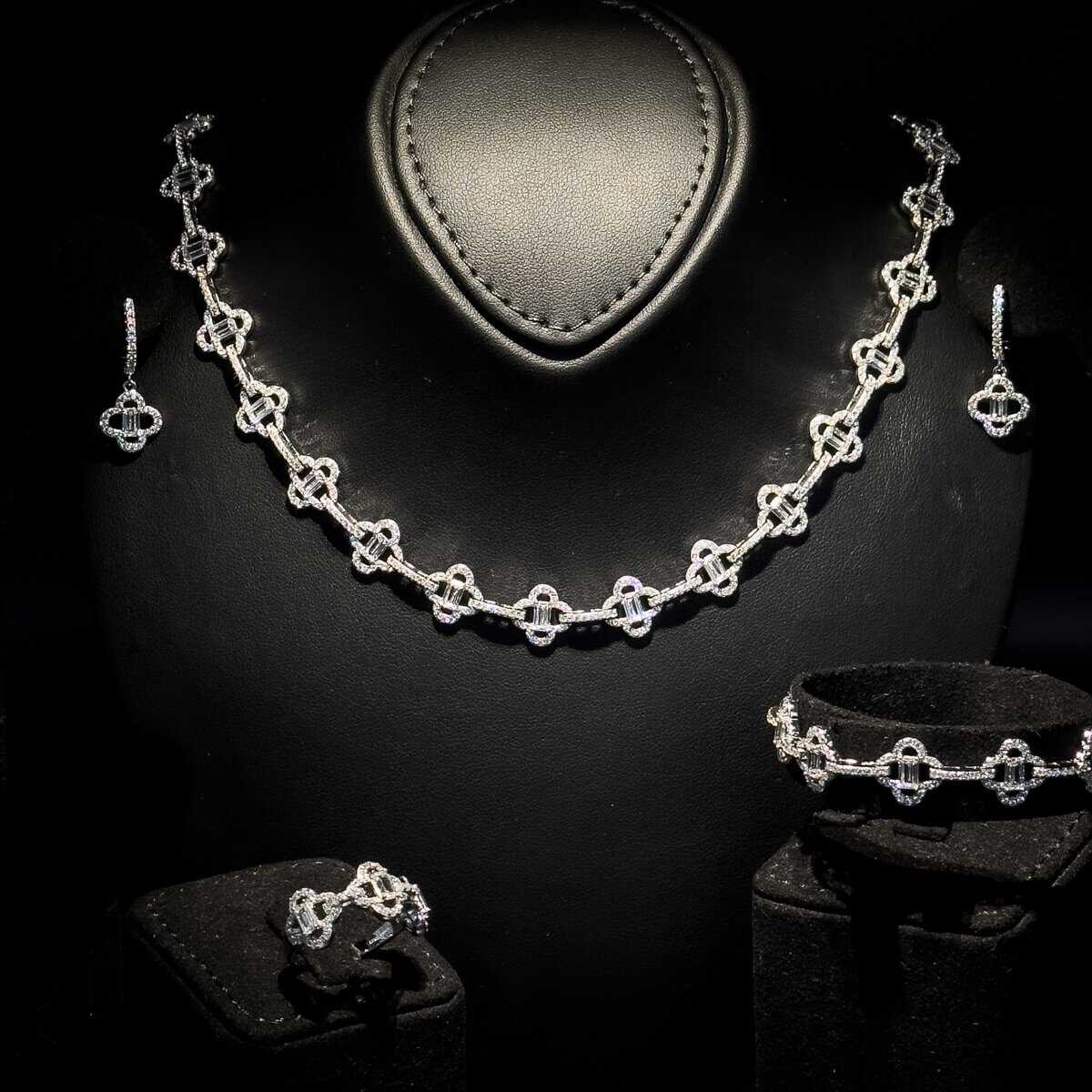 Omnia Amna White Set in 925 Silver with High Quality Simulated Diamonds image number null